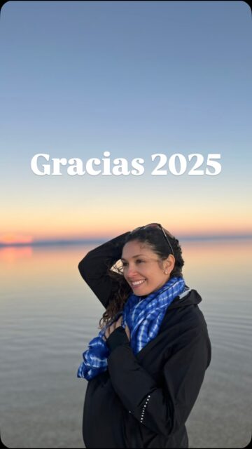 Gracias 2025 por abrirme el ❤️
No soy la misma que cuando inició y lo agradezco.
Un año de cambios, compromiso y perseverancia. De ver mis miedos, inseguridades e incomodidades de frente y entender que esto es una muy buena señal porque estaba desafiándome, cambiando y para eso fue necesario pasar barreras.

Crecer y ver de lo que soy capaz de crear cuando hay certeza, visión clara y acción fue hermoso 🥹. 

A sido un cambio de piel que aún está tomando forma y me encantaaaaaa.

Encendiendo más y más mi 🔥, viviendo mis propios procesos para pasar al siguiente nivel y acompañar a otros desde la experiencia.

Bienvenido 2026, año para valientes más humanos, más reales, locos y rebeldes…

Gracias  #2025, Hola #2026 
Con amor ❤️‍🔥